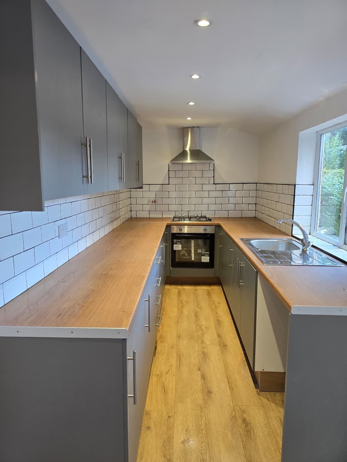 Shaker kitchen with oak worktops