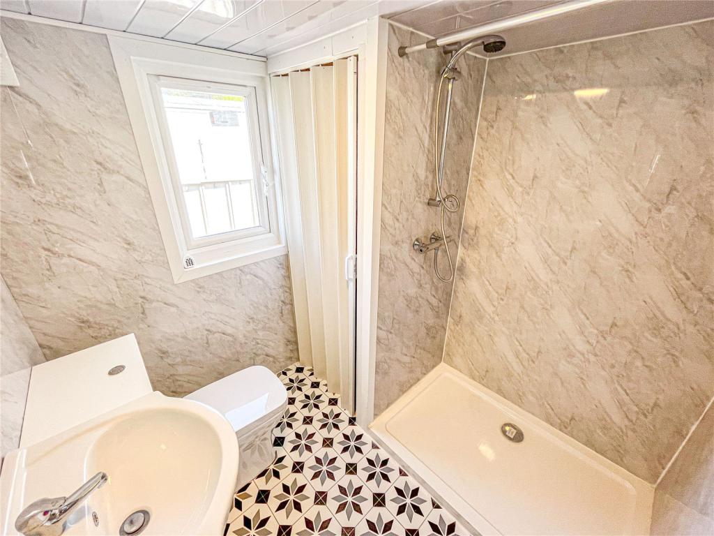 Compact family bathroom fit